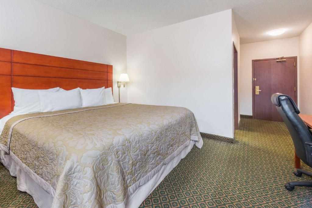 Super 8 by Wyndham St Charles photo