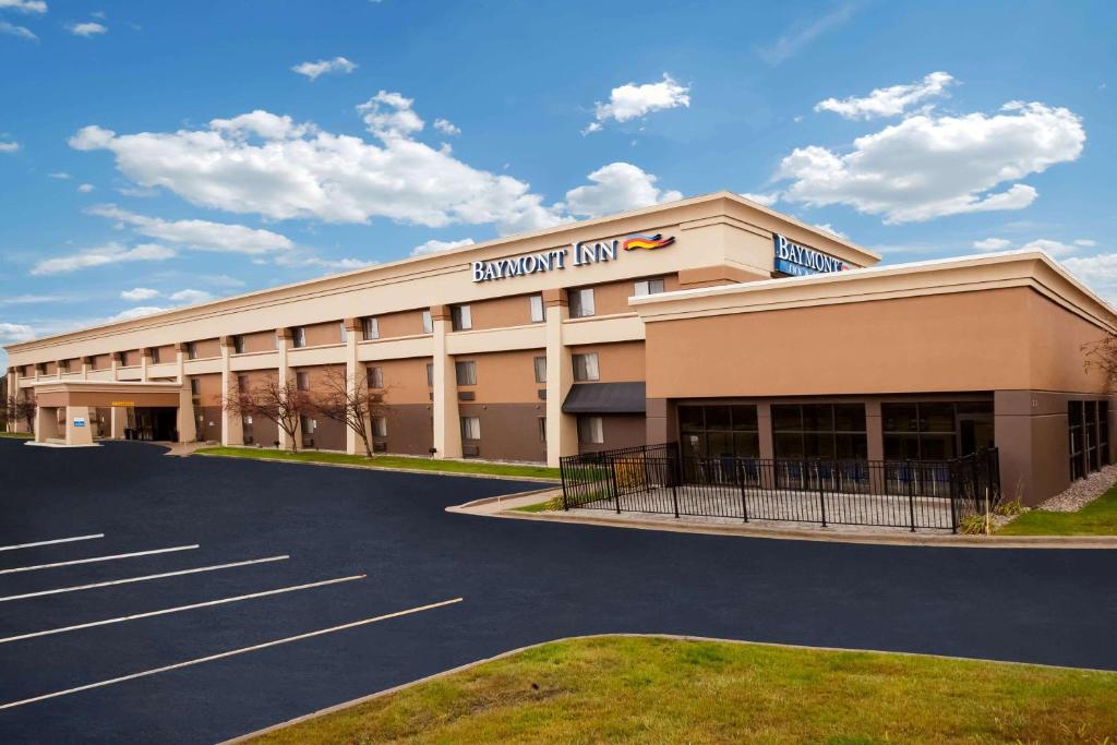 a building with a parking lot in front of it at Baymont by Wyndham Traverse City in Traverse City