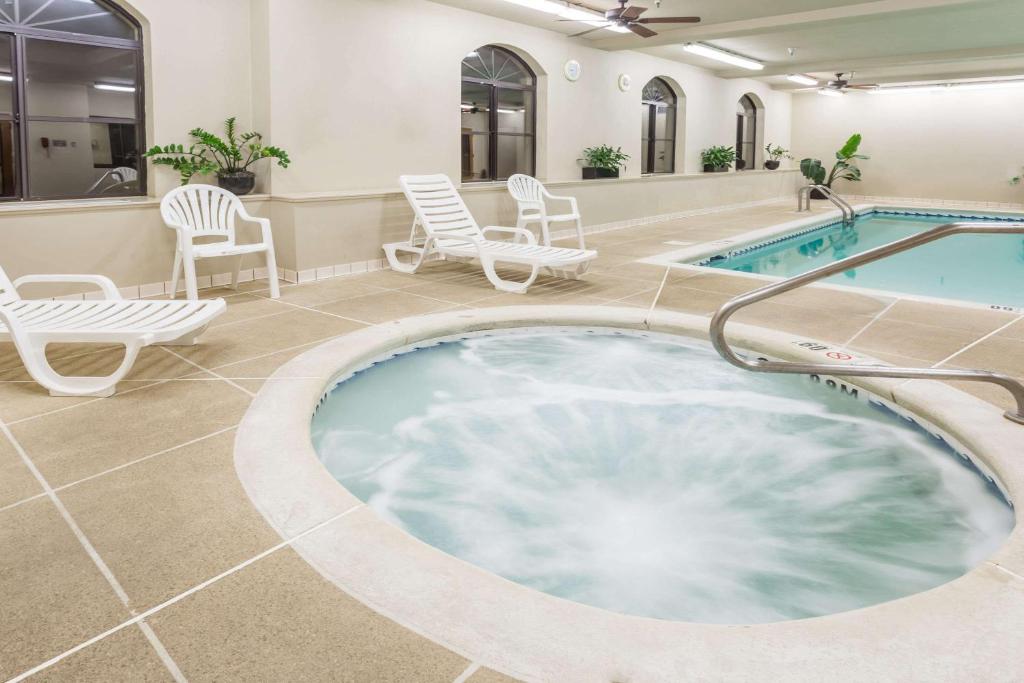 Baymont by Wyndham Asheville/Biltmore photo
