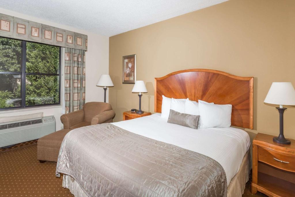 Baymont by Wyndham Asheville/Biltmore photo