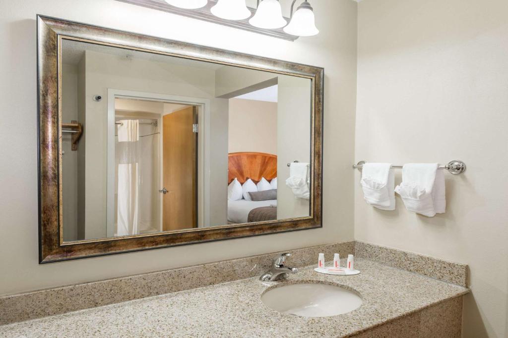 Baymont by Wyndham Asheville/Biltmore photo