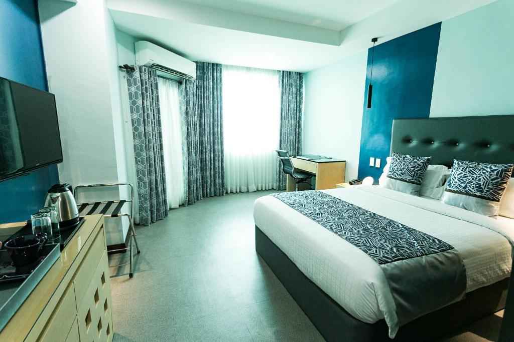 Postel nebo postele na pokoji v ubytování Bay Area Suites Manila