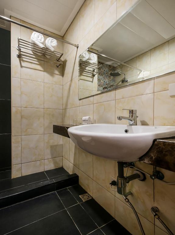 Koupelna v ubytování Bay Area Suites Manila
