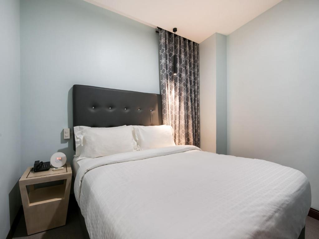 Postel nebo postele na pokoji v ubytování Bay Area Suites Manila