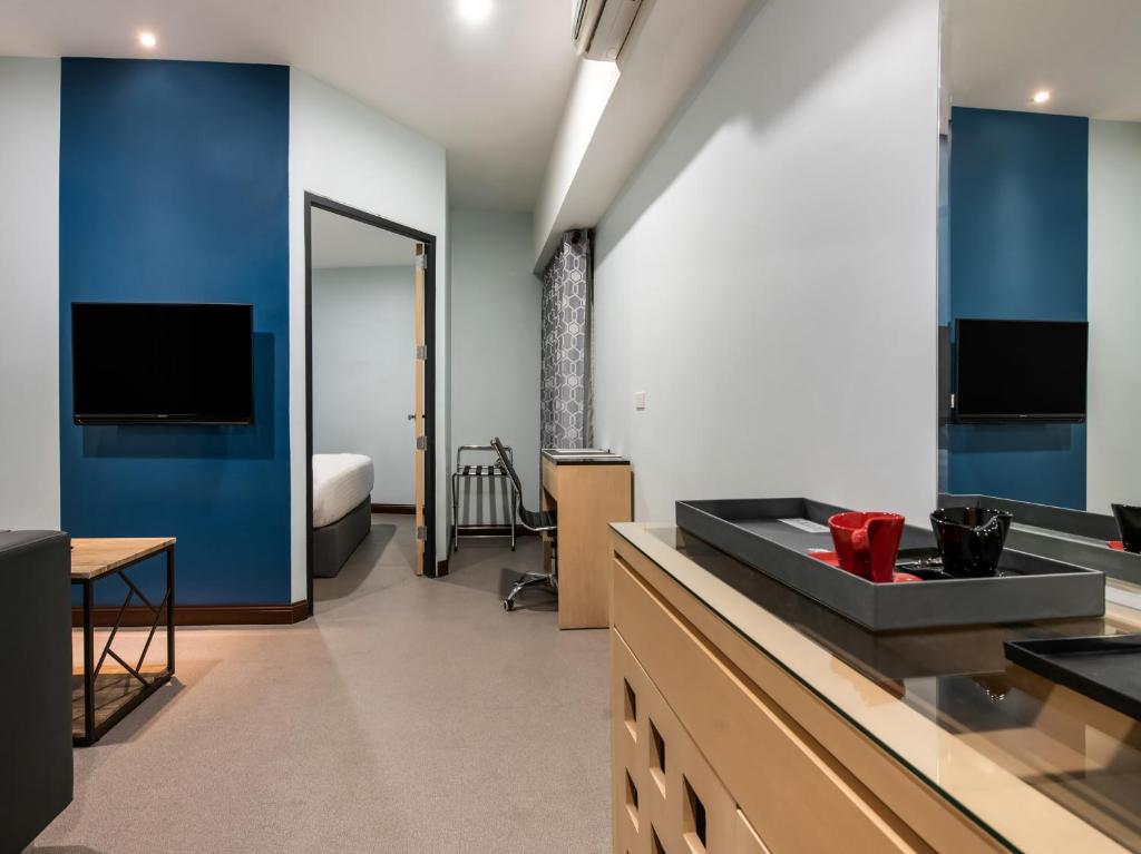 TV a/nebo společenská místnost v ubytování Bay Area Suites Manila