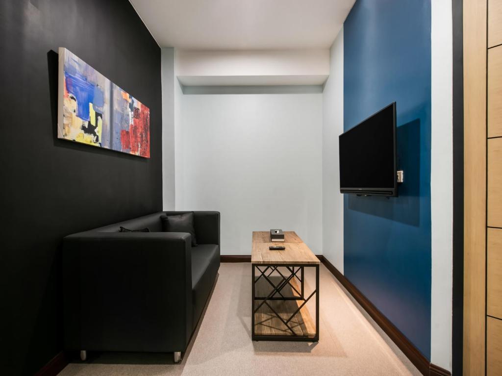TV a/nebo společenská místnost v ubytování Bay Area Suites Manila