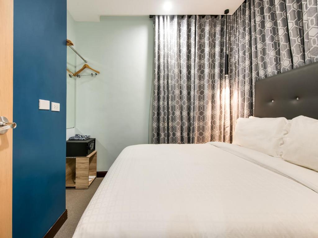 Postel nebo postele na pokoji v ubytování Bay Area Suites Manila