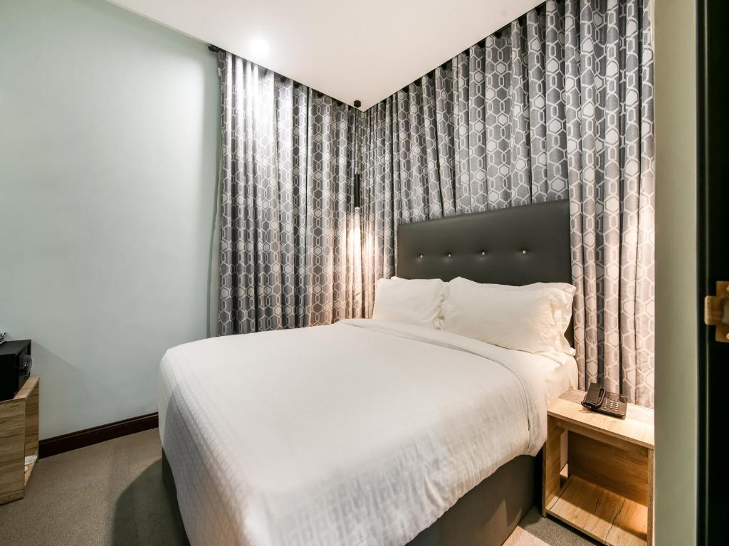 Postel nebo postele na pokoji v ubytování Bay Area Suites Manila
