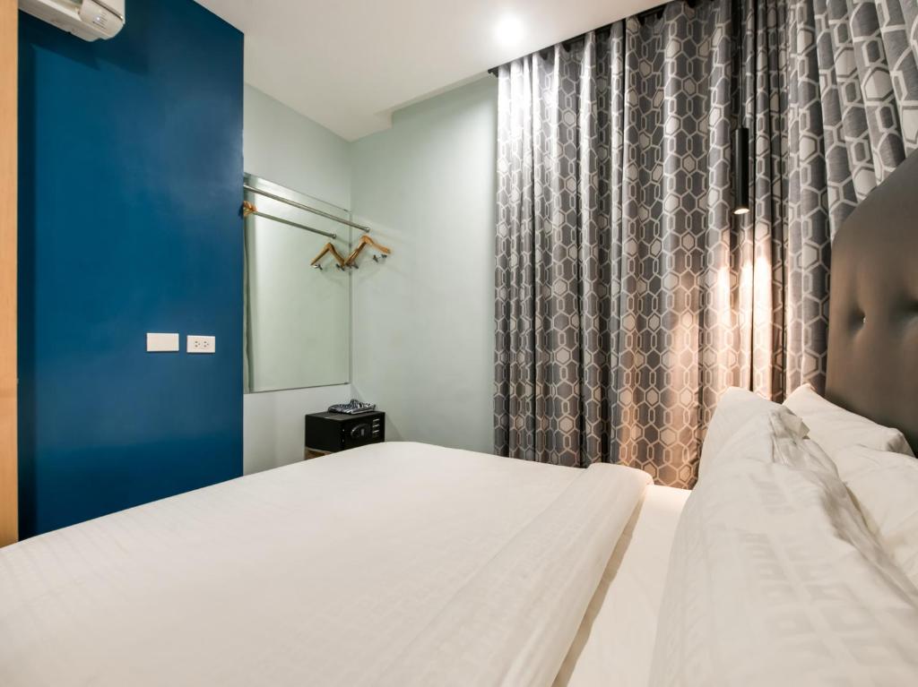 Postel nebo postele na pokoji v ubytování Bay Area Suites Manila