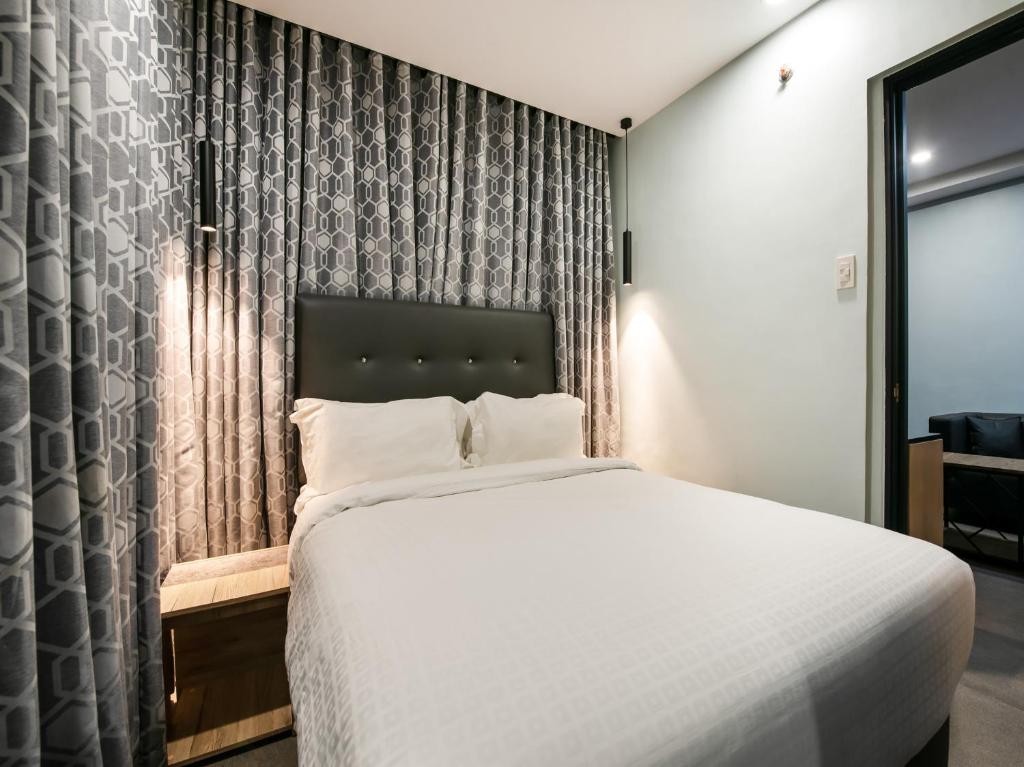 Postel nebo postele na pokoji v ubytování Bay Area Suites Manila