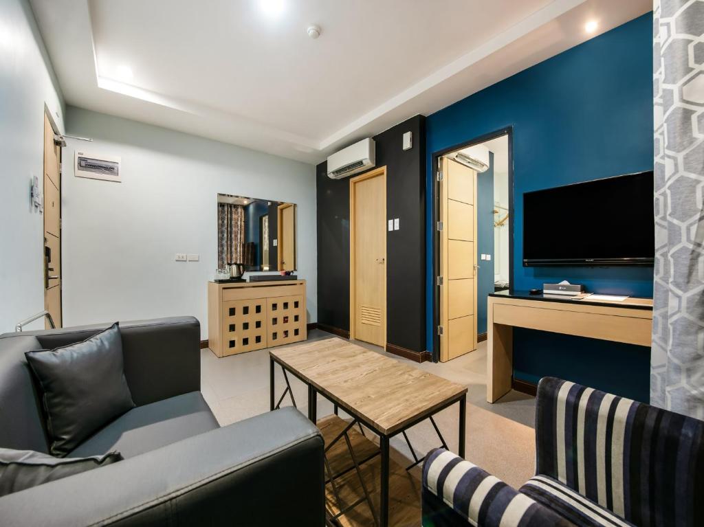 TV a/nebo společenská místnost v ubytování Bay Area Suites Manila