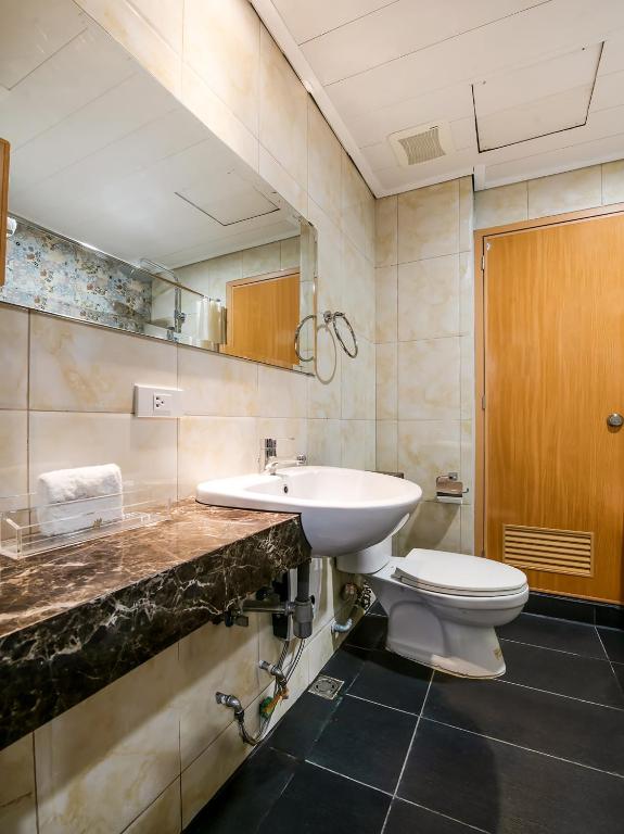 Koupelna v ubytování Bay Area Suites Manila
