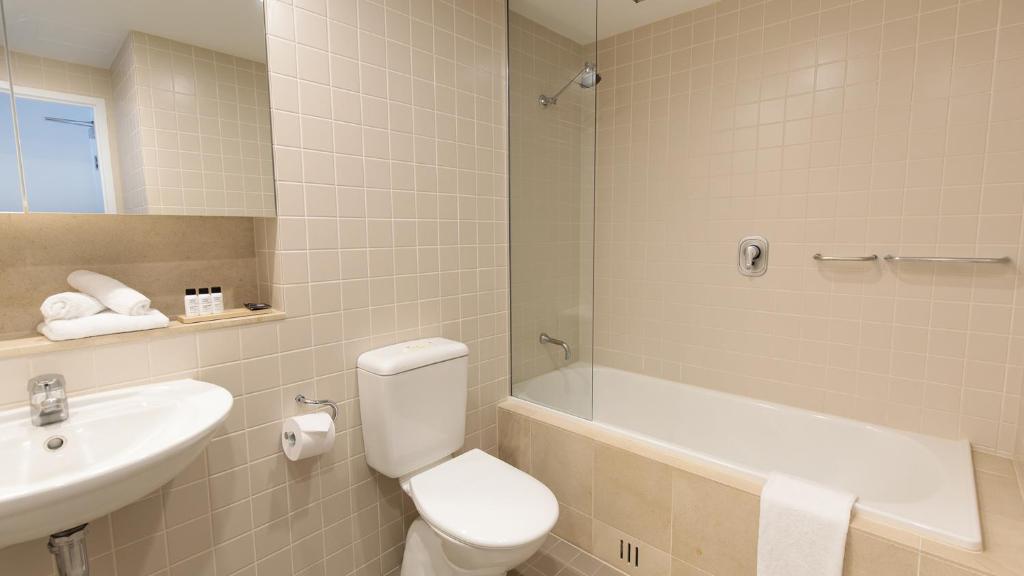 Koupelna v ubytování Oaks Glenelg Plaza Pier Suites