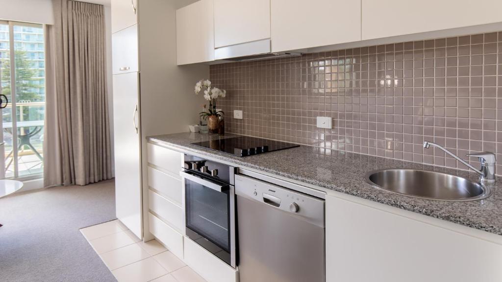 Kuchyň nebo kuchyňský kout v ubytování Oaks Glenelg Plaza Pier Suites