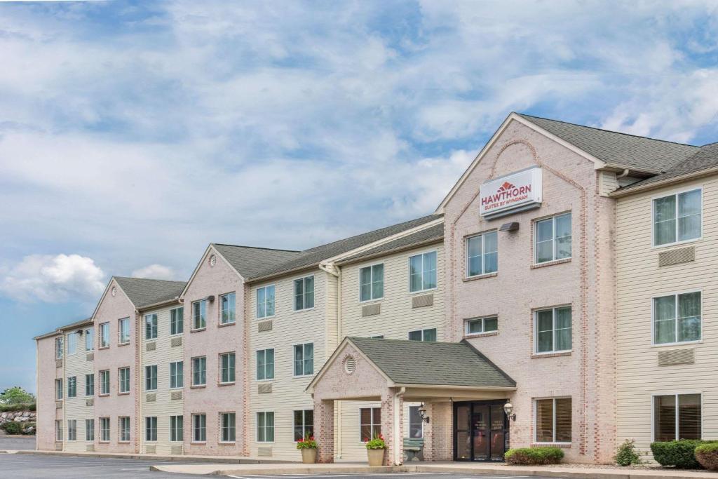 a rendering of the front of a hotel at Hawthorn Suites by Wyndham Lancaster in Lancaster