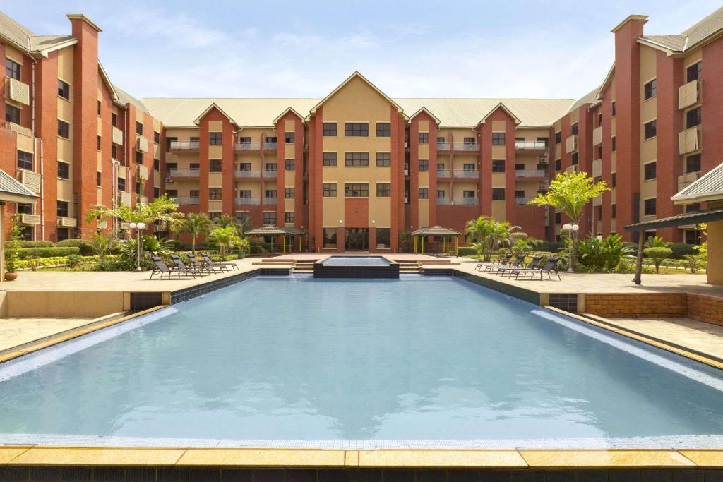 Bazén v ubytování Hawthorn Suites by Wyndham Abuja nebo v jeho okolí