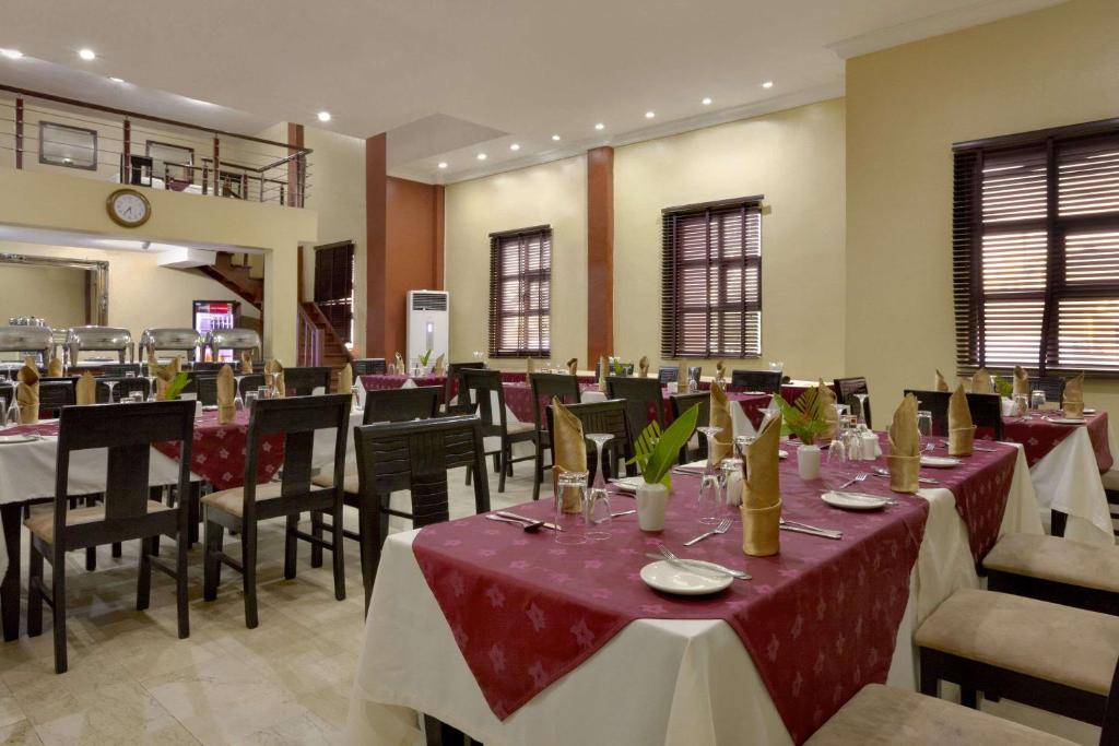 Restaurace v ubytování Hawthorn Suites by Wyndham Abuja