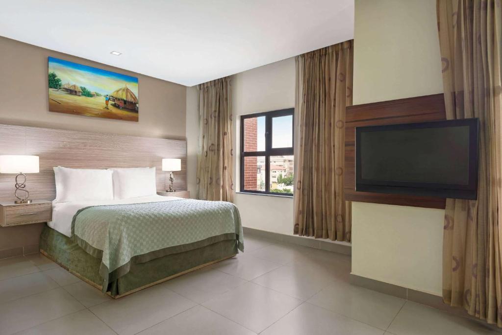 Postel nebo postele na pokoji v ubytování Hawthorn Suites by Wyndham Abuja