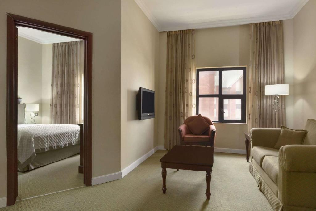 Postel nebo postele na pokoji v ubytování Hawthorn Suites by Wyndham Abuja