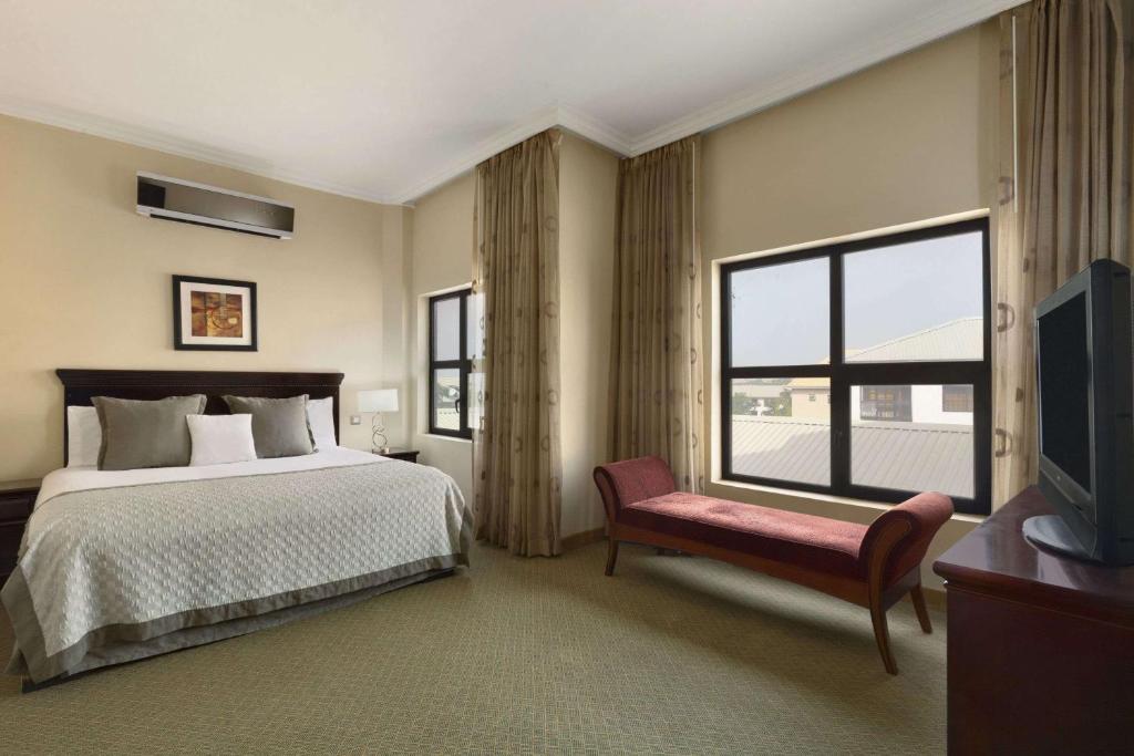 Postel nebo postele na pokoji v ubytování Hawthorn Suites by Wyndham Abuja