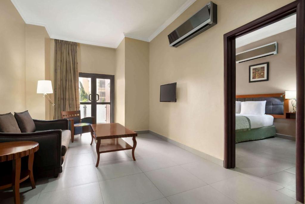Postel nebo postele na pokoji v ubytování Hawthorn Suites by Wyndham Abuja