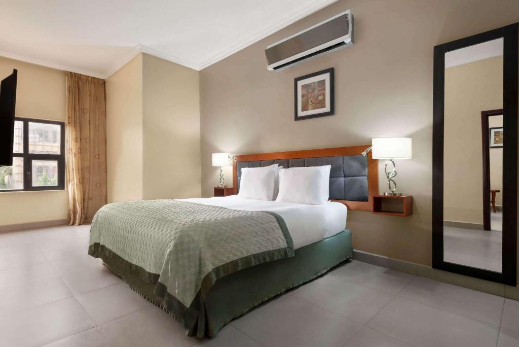Postel nebo postele na pokoji v ubytování Hawthorn Suites by Wyndham Abuja