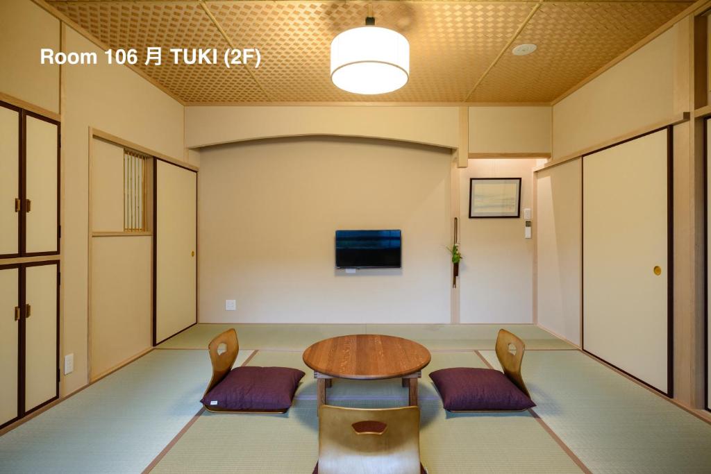 TV a/nebo společenská místnost v ubytování Luck You Kyoto