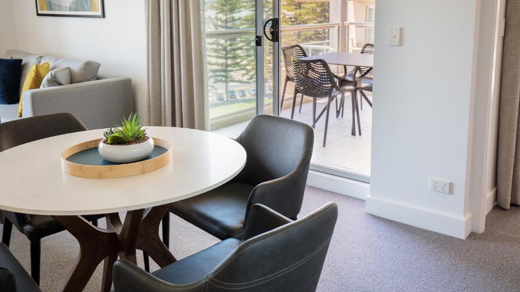 Posezení v ubytování Oaks Glenelg Plaza Pier Suites