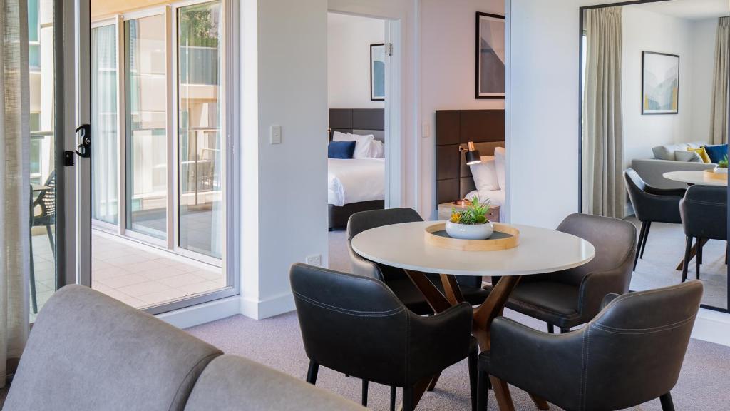 Posezení v ubytování Oaks Glenelg Plaza Pier Suites