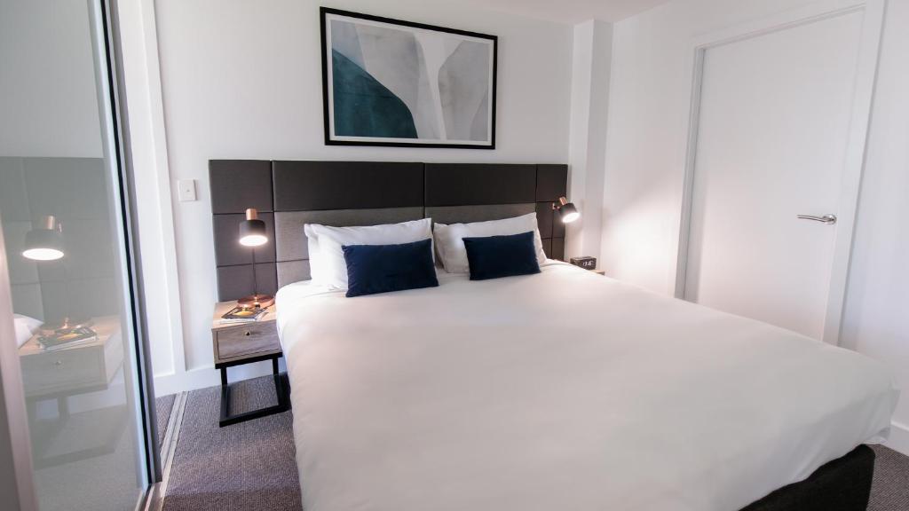 Postel nebo postele na pokoji v ubytování Oaks Glenelg Plaza Pier Suites