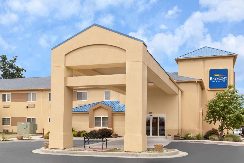 ein Gebäude mit einem Schild für ein Krankenhaus in der Unterkunft Baymont by Wyndham Fort Wayne in Fort Wayne