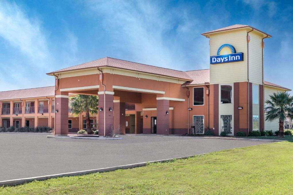 a large building with a sign that reads days inn at Days Inn by Wyndham Dilley in Dilley