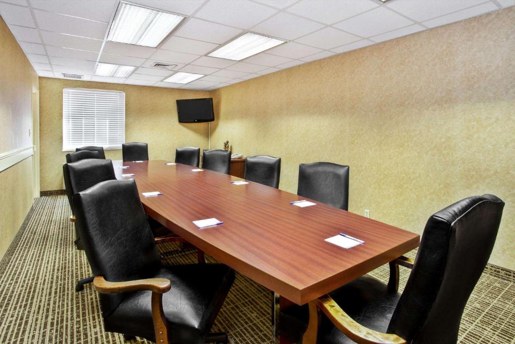 Baymont by Wyndham Knoxville/Cedar Bluff photo