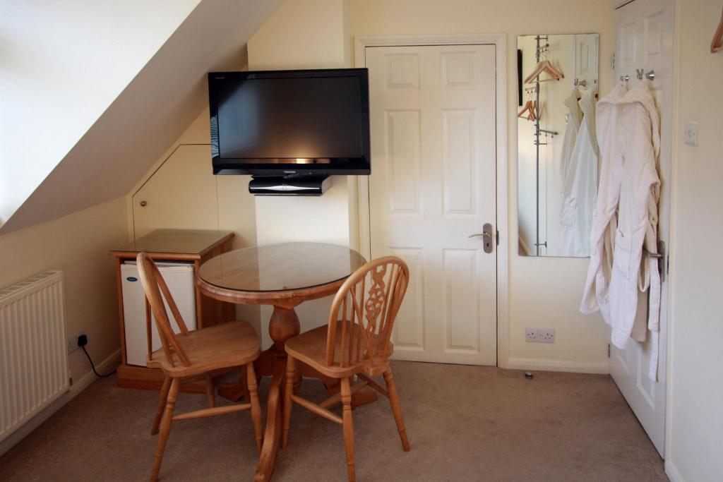 TV a/nebo společenská místnost v ubytování Abacus Bed and Breakfast, Blackwater, Hampshire