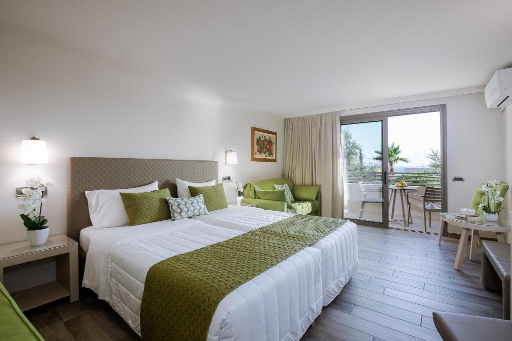 Postel nebo postele na pokoji v ubytování Akti Taygetos - Conference Resort