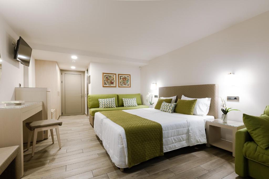 Postel nebo postele na pokoji v ubytování Akti Taygetos - Conference Resort