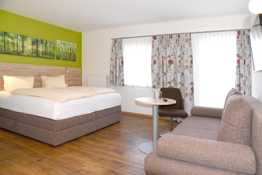 Postel nebo postele na pokoji v ubytování Landhotel Reitingblick