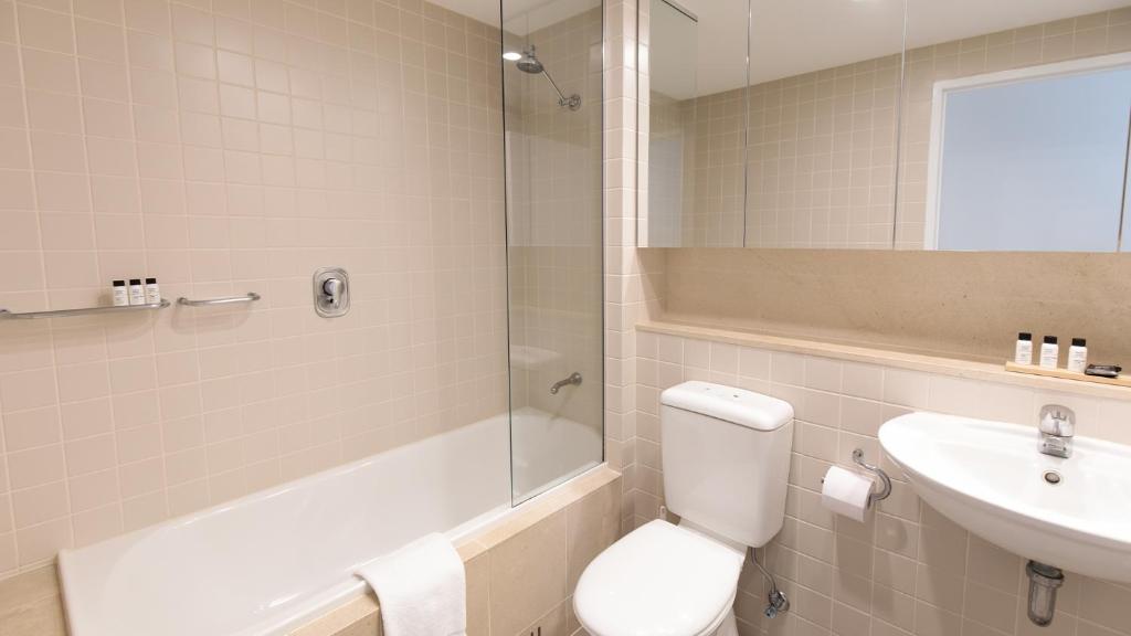 Koupelna v ubytování Oaks Glenelg Plaza Pier Suites