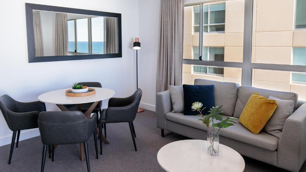 Posezení v ubytování Oaks Glenelg Plaza Pier Suites