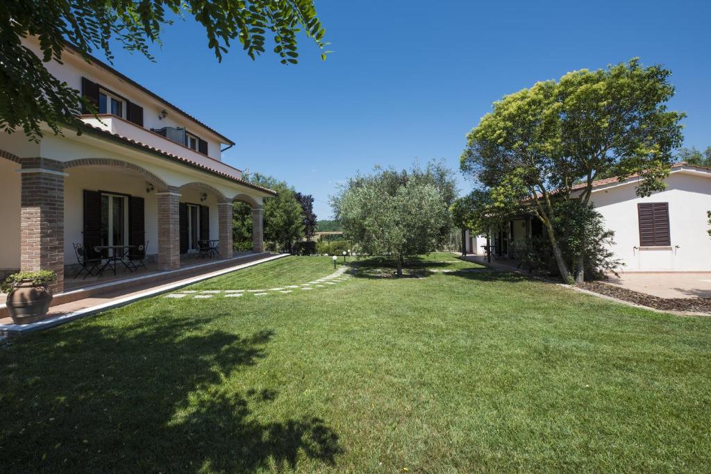 un patio vacío delante de una casa en Agriturismo Il Fontanile, en Marsiliana