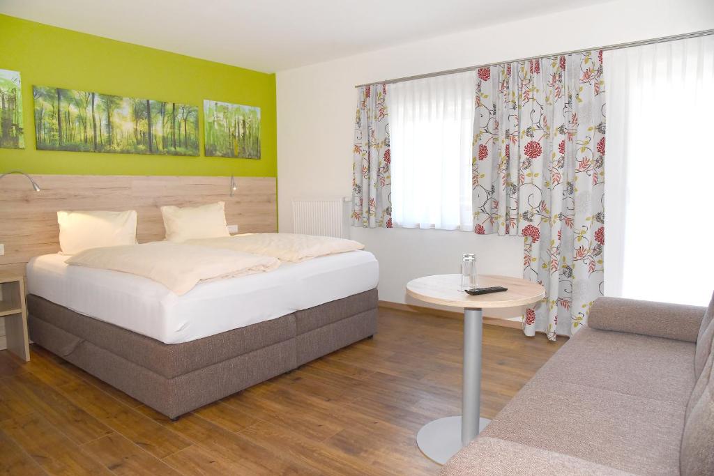 Postel nebo postele na pokoji v ubytování Landhotel Reitingblick