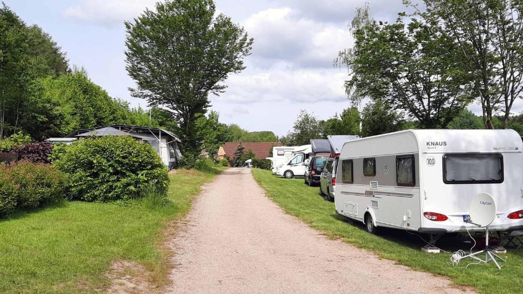 Fotografie z fotogalerie ubytování Campingstellplatz Haus Seeblick v destinaci Gütenland