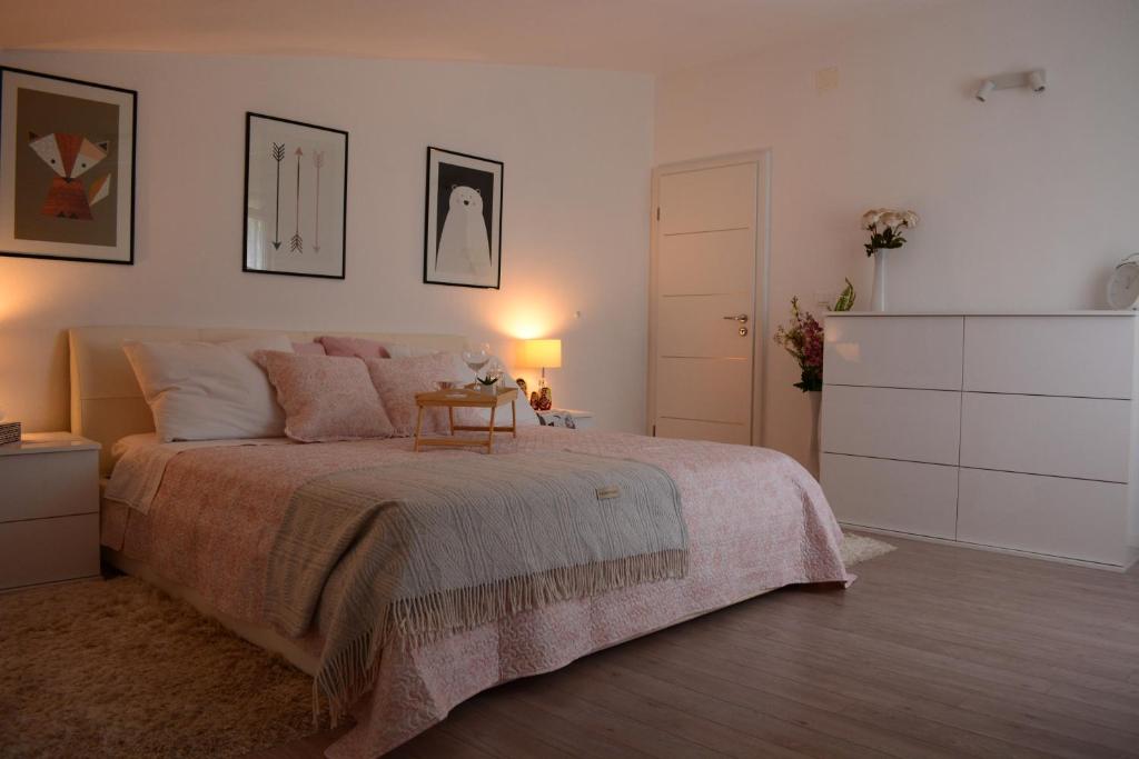 Un dormitorio con una cama con una mesa. en Apartment Heaven en Slatine