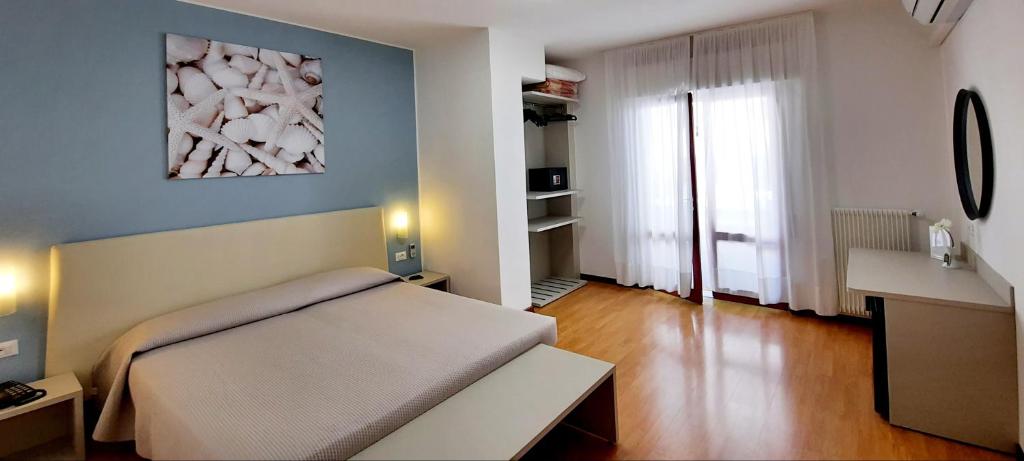 Postel nebo postele na pokoji v ubytování Hotel Carol