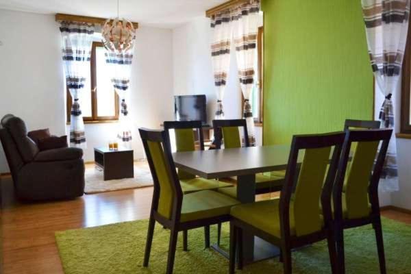 Televízia a/alebo spoločenská miestnosť v ubytovaní Deluxe Port View Apartment