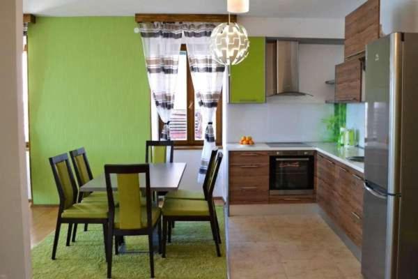 Kuchyňa alebo kuchynka v ubytovaní Deluxe Port View Apartment