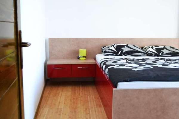Posteľ alebo postele v izbe v ubytovaní Deluxe Port View Apartment