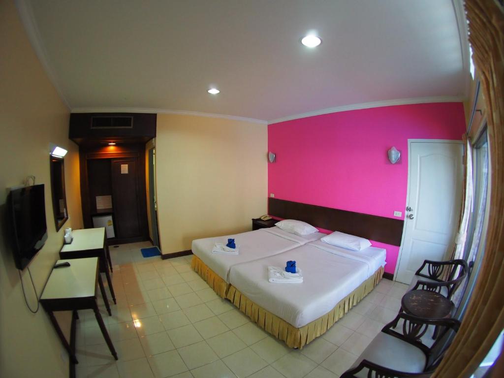Postel nebo postele na pokoji v ubytování Jed Pee Nong Hotel โรงแรมเจ็ดพี่น้อง