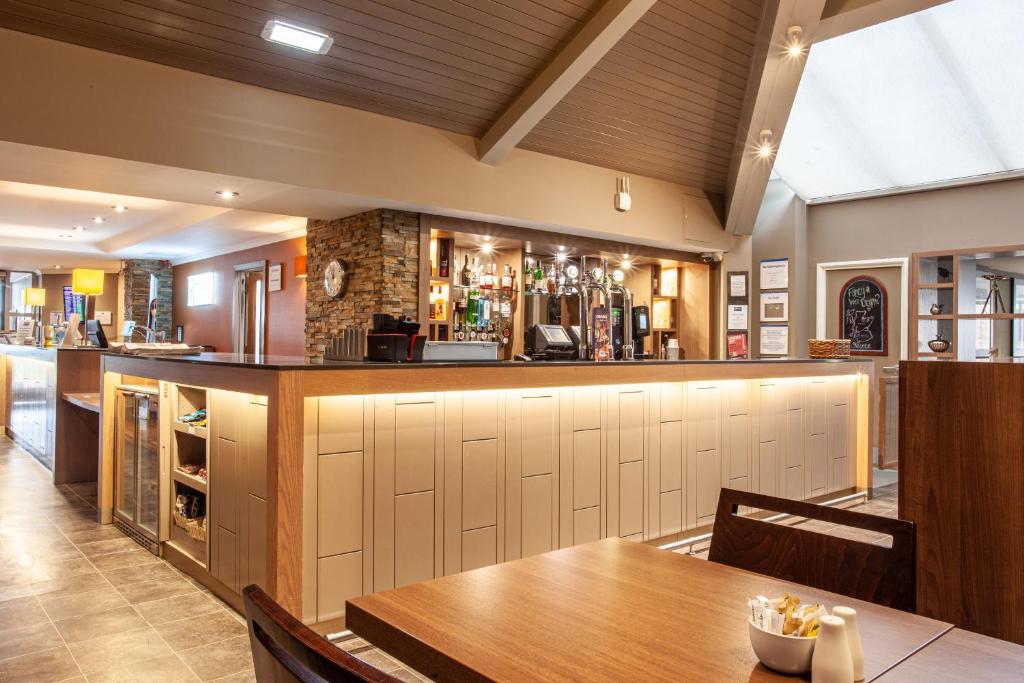 Lounge nebo bar v ubytování Holiday Inn Express Edinburgh Airport by IHG