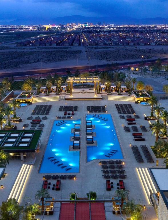 eine Aussicht über den Pool in der Nacht in der Unterkunft M Resort Spa &amp; Casino in Las Vegas
